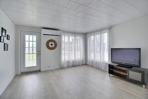 Salon - 594 13E Avenue, La Guadeloupe, QC - Indoor Photo Showing Other Room