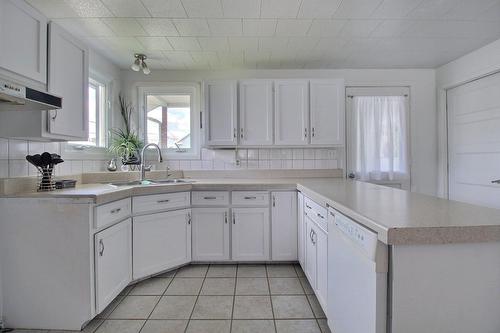Cuisine - 594 13E Avenue, La Guadeloupe, QC - Indoor Photo Showing Kitchen With Double Sink