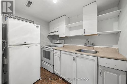 24 Fallingdale Crescent, Brampton, ON - Indoor Photo Showing Kitchen