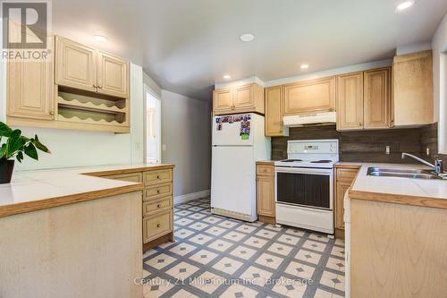 8355 County 9 Road, Clearview, ON - Indoor Photo Showing Kitchen With Double Sink