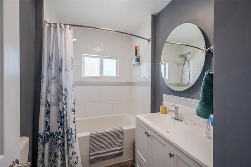 6018 Maple Drive, Osoyoos, BC - Indoor Photo Showing Bathroom