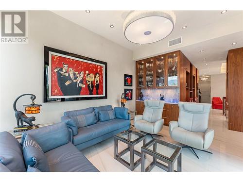 2245 Abbott Street Unit# 301, Kelowna, BC - Indoor Photo Showing Living Room