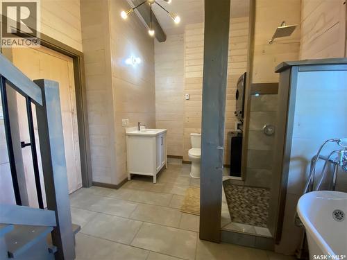 Se-13-28-24W3, Kindersley Rm No. 290, SK - Indoor Photo Showing Bathroom