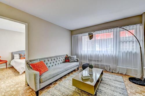 Living room - 705-1420 Rue Crescent, Montréal (Ville-Marie), QC - Indoor Photo Showing Living Room