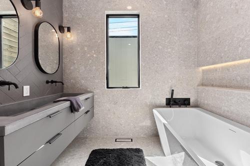 Ensuite bathroom - 3910 Rue Bannantyne, Montréal (Verdun/Île-Des-Soeurs), QC - Indoor Photo Showing Bathroom