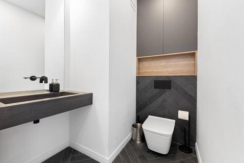 Powder room - 3910 Rue Bannantyne, Montréal (Verdun/Île-Des-Soeurs), QC - Indoor Photo Showing Bathroom