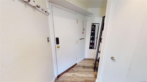 499D-4678 Elk Lake Dr, Saanich, BC - Indoor Photo Showing Other Room