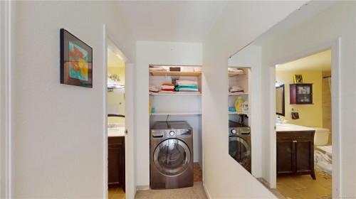 499D-4678 Elk Lake Dr, Saanich, BC - Indoor Photo Showing Laundry Room