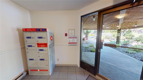 499D-4678 Elk Lake Dr, Saanich, BC - Indoor Photo Showing Other Room