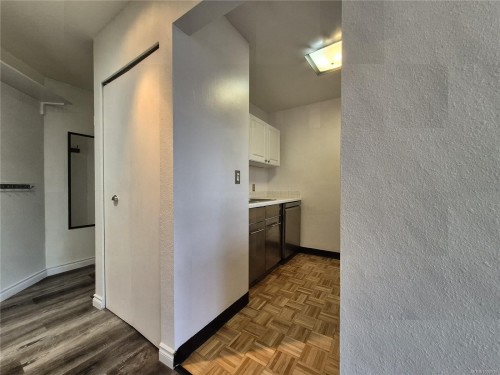 499D-4678 Elk Lake Dr, Saanich, BC - Indoor Photo Showing Kitchen