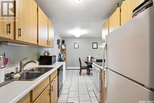 1237 425 115Th Street E, Saskatoon, SK - Indoor Photo Showing Kitchen With Double Sink