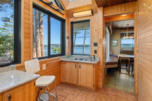 561 & 565 Island Hwy, Campbell River, BC 