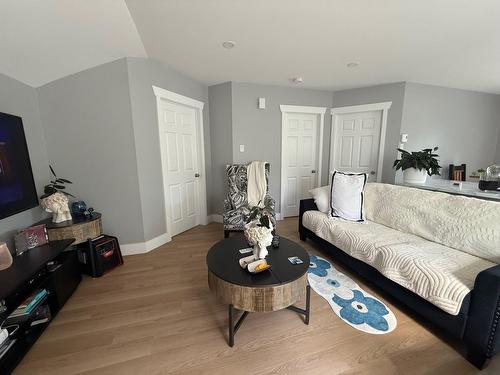 Salon - 400  - 406 Rue De La Falaise, Témiscaming, QC - Indoor Photo Showing Living Room