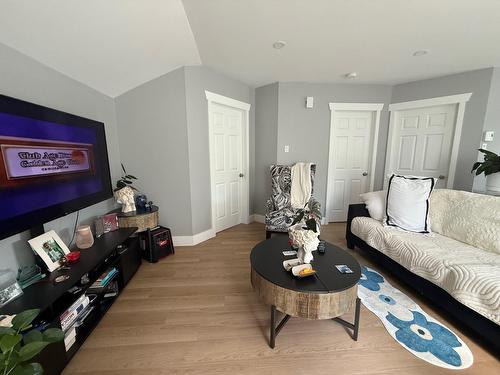 Salon - 400  - 406 Rue De La Falaise, Témiscaming, QC - Indoor Photo Showing Living Room