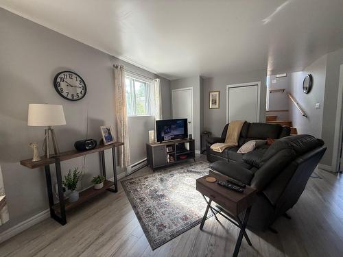 Salon - 400  - 406 Rue De La Falaise, Témiscaming, QC - Indoor Photo Showing Living Room