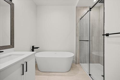 3-840 Grenfell Avenue, Kelowna, BC - Indoor Photo Showing Bathroom