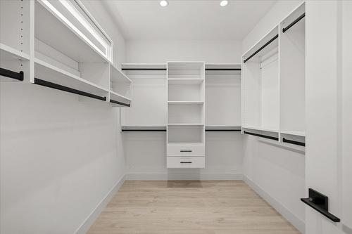 3-840 Grenfell Avenue, Kelowna, BC - Indoor With Storage