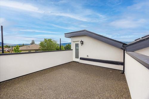 3-840 Grenfell Avenue, Kelowna, BC - Outdoor With Exterior