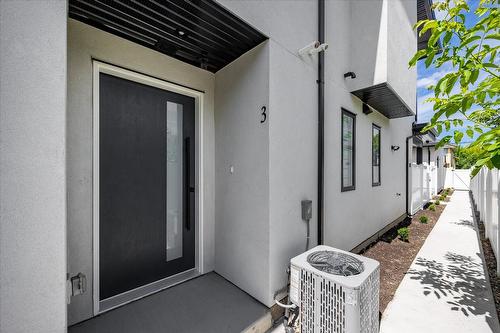 3-840 Grenfell Avenue, Kelowna, BC - Outdoor With Exterior