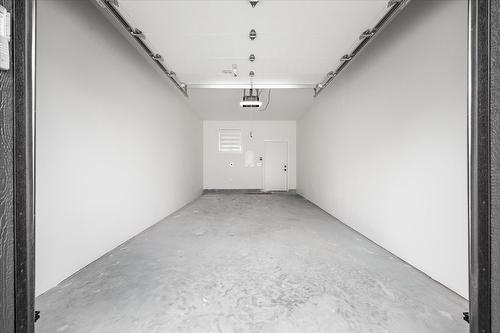 3-840 Grenfell Avenue, Kelowna, BC - Indoor Photo Showing Garage