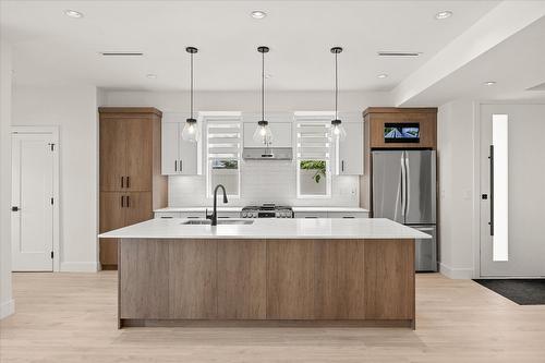 3-840 Grenfell Avenue, Kelowna, BC - Indoor Photo Showing Kitchen With Upgraded Kitchen