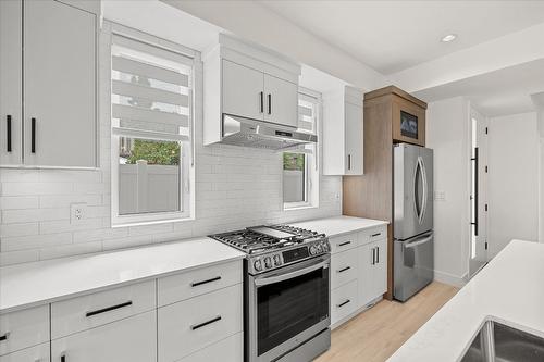 3-840 Grenfell Avenue, Kelowna, BC - Indoor Photo Showing Kitchen With Stainless Steel Kitchen With Upgraded Kitchen