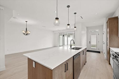 3-840 Grenfell Avenue, Kelowna, BC - Indoor Photo Showing Kitchen With Upgraded Kitchen