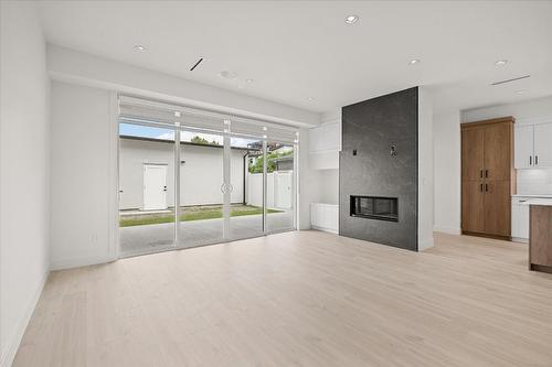3-840 Grenfell Avenue, Kelowna, BC - Indoor With Fireplace