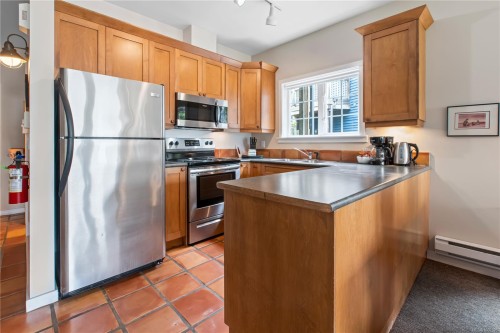 402-1971 Harbour Dr, Ucluelet, BC - Indoor Photo Showing Kitchen