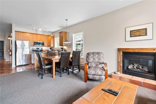 402-1971 Harbour Dr, Ucluelet, BC - Indoor With Fireplace