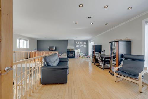 Salon - 363 Av. Mathieu, Donnacona, QC - Indoor