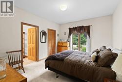 Additional bedroom with skylight, walk-in closet and ensuite - 