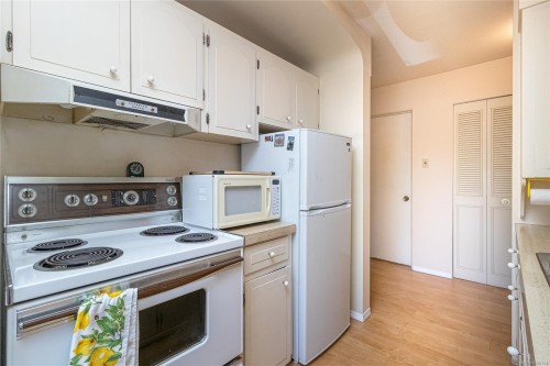 212-2040 White Birch Rd, Sidney, BC - Indoor Photo Showing Kitchen