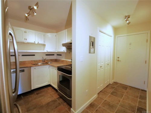 407-10016 Third St, Sidney, BC - Indoor Photo Showing Kitchen With Double Sink