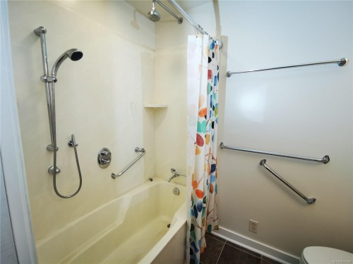 407-10016 Third St, Sidney, BC - Indoor Photo Showing Bathroom