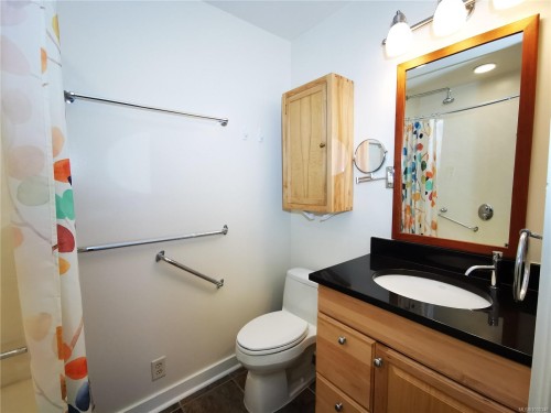 407-10016 Third St, Sidney, BC - Indoor Photo Showing Bathroom