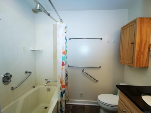 407-10016 Third St, Sidney, BC - Indoor Photo Showing Bathroom