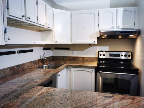 407-10016 Third St, Sidney, BC - Indoor Photo Showing Kitchen With Double Sink