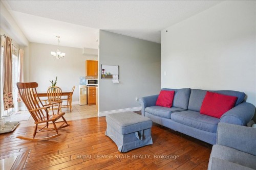 70 Moore Crescent, Hamilton, ON - Indoor Photo Showing Living Room