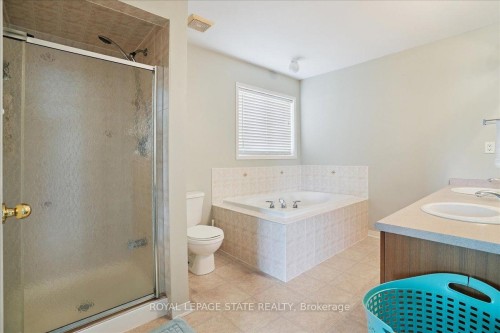 70 Moore Crescent, Hamilton, ON - Indoor Photo Showing Bathroom
