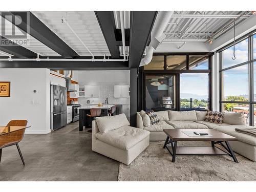 1630 Pandosy Street Unit# 601, Kelowna, BC - Indoor Photo Showing Living Room