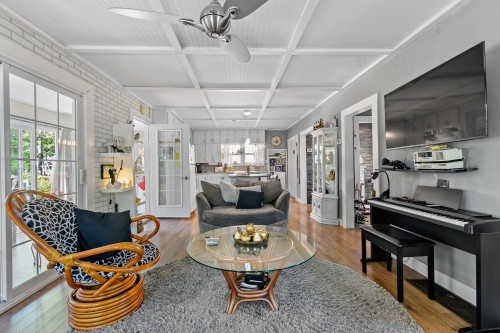 Salon - 5C Rue Mccagg, Clarendon, QC - Indoor