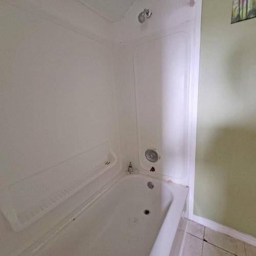 2 Howe Street, Marathon, ON - Indoor Photo Showing Bathroom