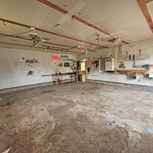 2 Howe Street, Marathon, ON - Indoor Photo Showing Garage