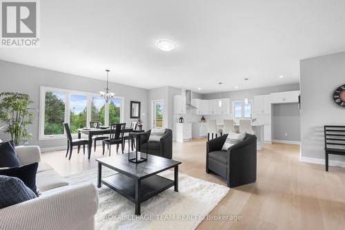 465 Pioneer Road, Merrickville-Wolford, ON - Indoor Photo Showing Living Room