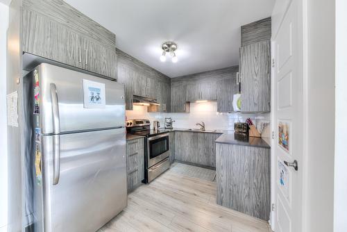 Cuisine - 687 Rue Péladeau, Laval (Auteuil), QC - Indoor Photo Showing Kitchen With Double Sink With Upgraded Kitchen