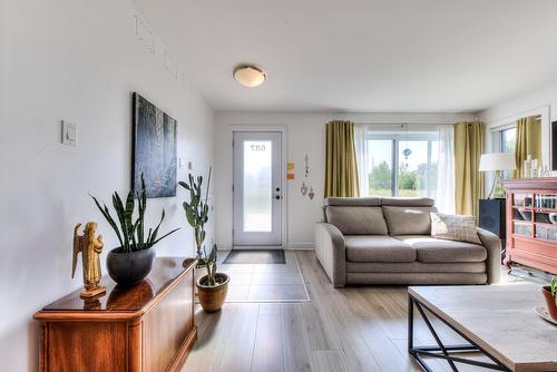 Family room - 687 Rue Péladeau, Laval (Auteuil), QC - Indoor Photo Showing Living Room