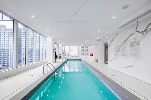 Pool - 2501-1155 Rue De La Montagne, Montréal (Ville-Marie), QC - Indoor Photo Showing Other Room With In Ground Pool