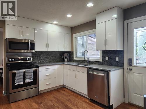 1628 Gillett Street, Prince George, BC - Indoor Photo Showing Kitchen With Upgraded Kitchen