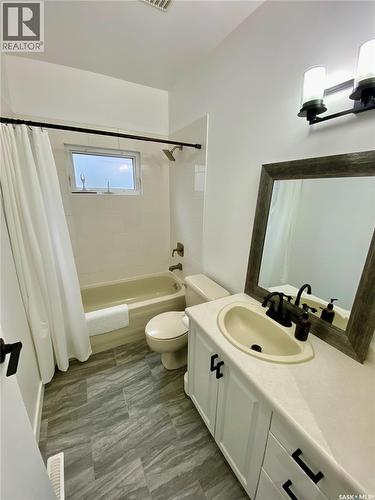 837 Prospect Avenue, Oxbow, SK - Indoor Photo Showing Bathroom
